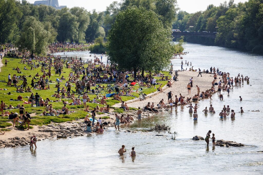 Vorsicht Strömung: In Flüssen besser nah am Ufer abkühlen