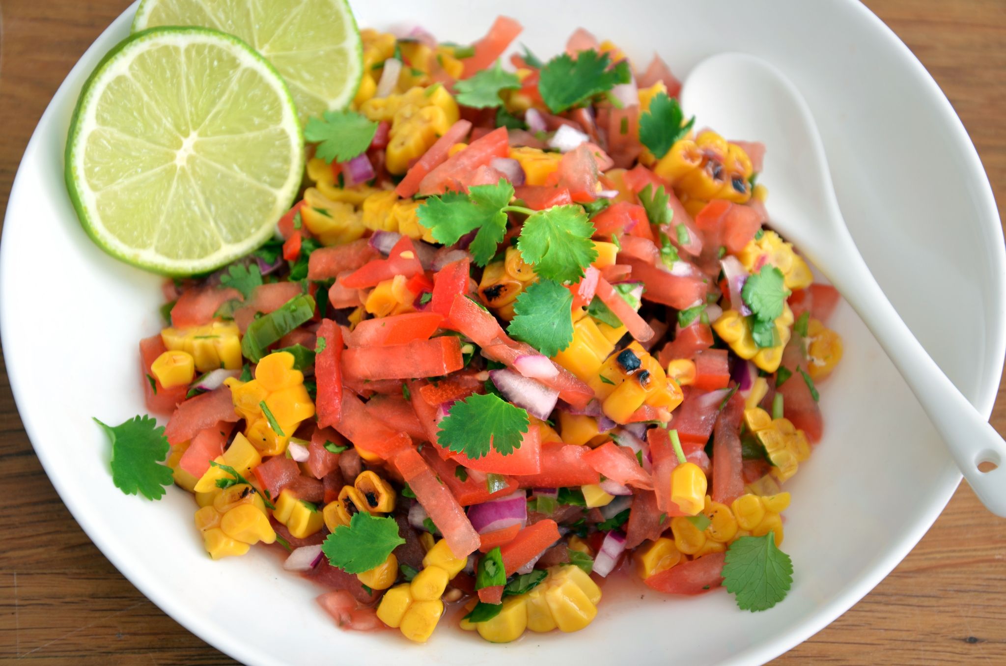 Grill-Aroma: Mexikanische Salsa mit gegrilltem Mais