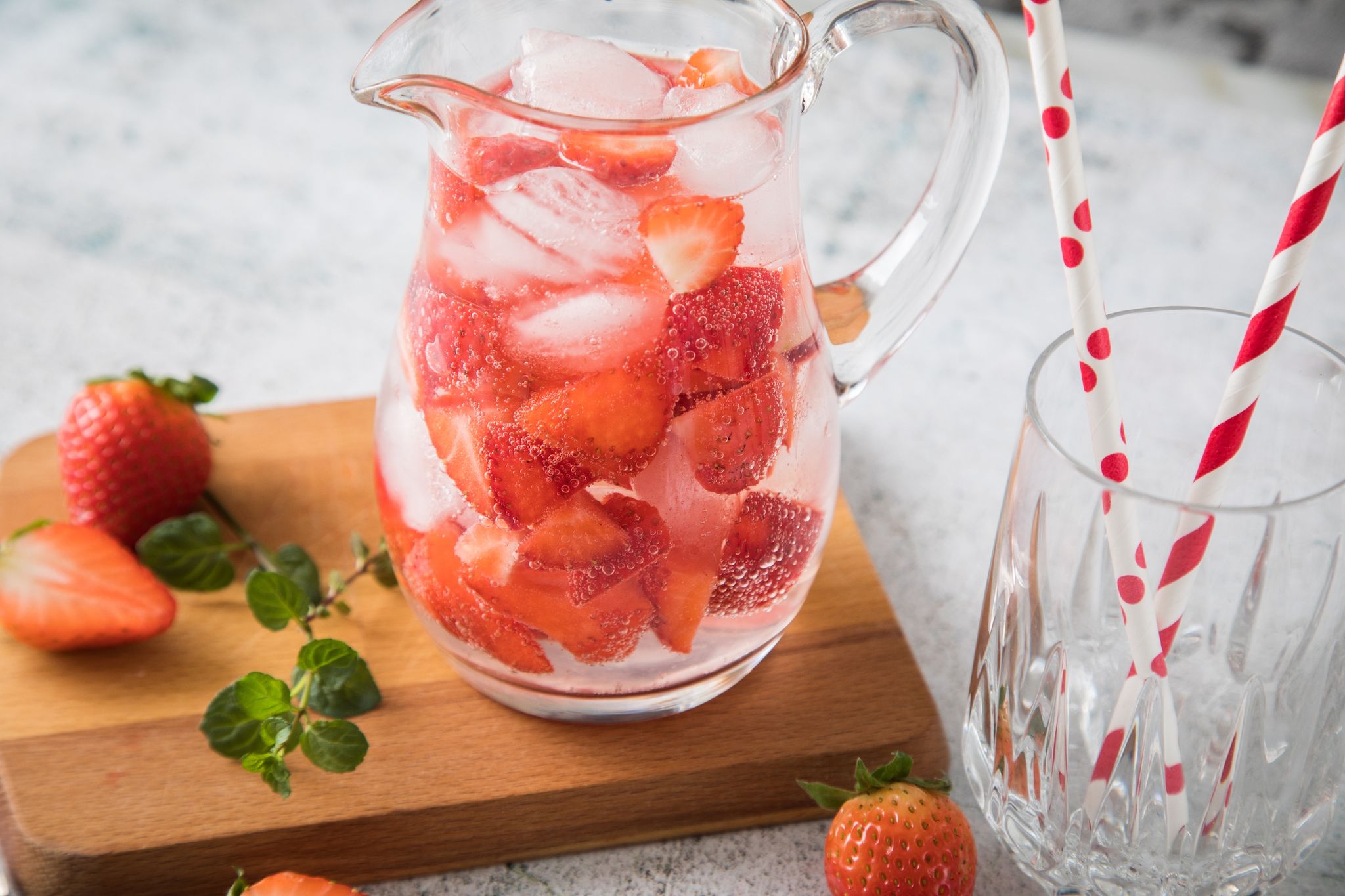 So einfach gelingt fruchtige Bowle mit Sommergeschmack