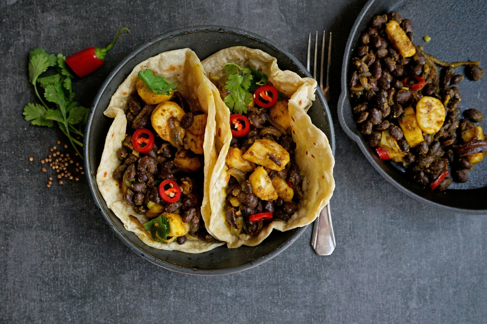 Tortillas mit schwarzen Bohnen und Currybananen