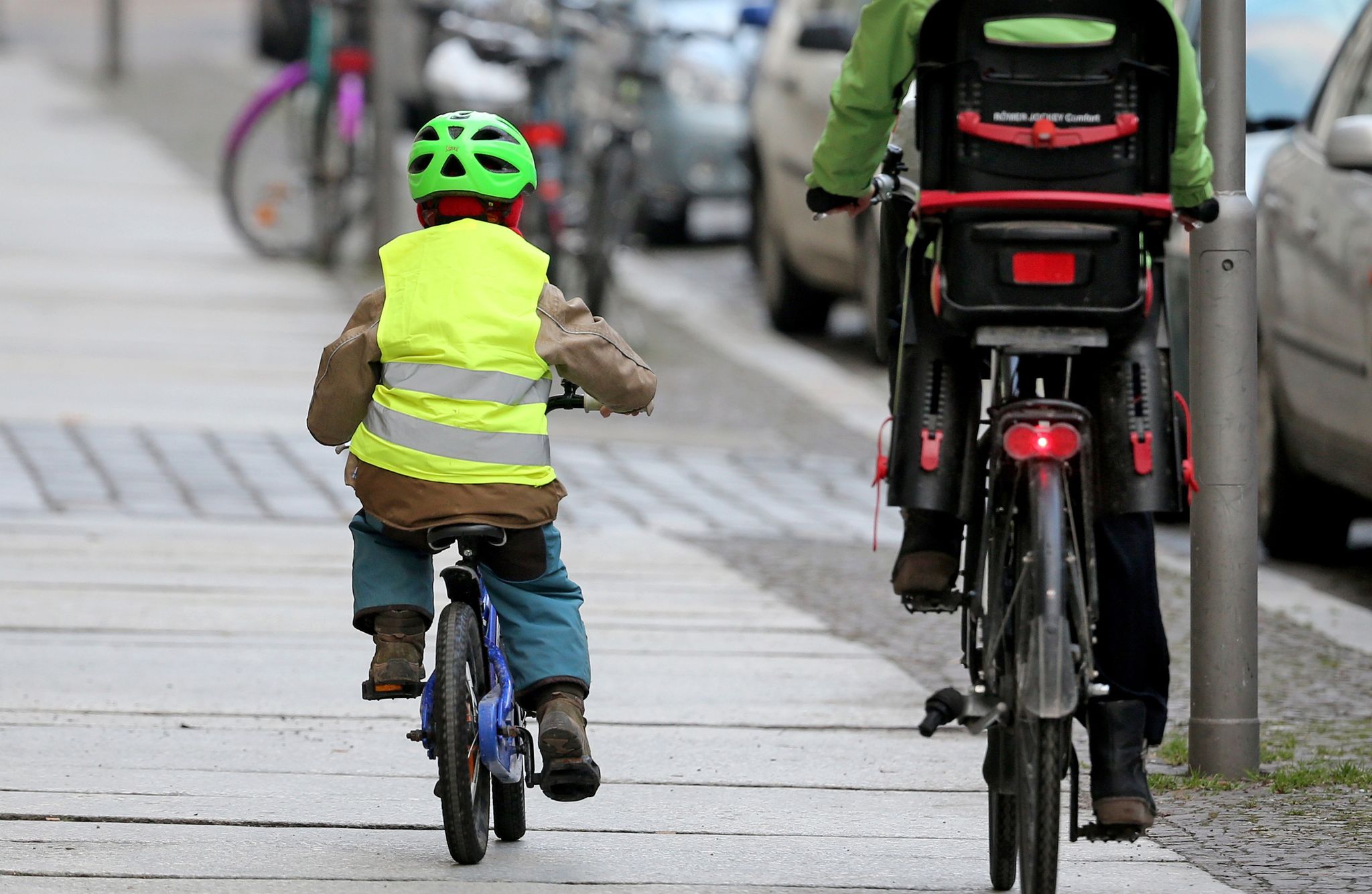 Mit Kind zusammen auf dem Gehweg radeln – ist das erlaubt?