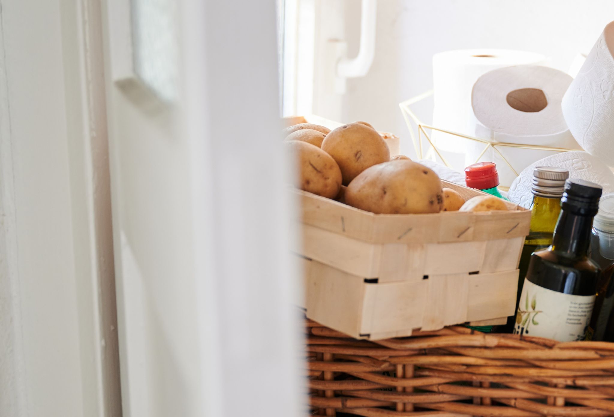 Warum Sie Zwiebeln nicht neben Kartoffeln lagern sollten