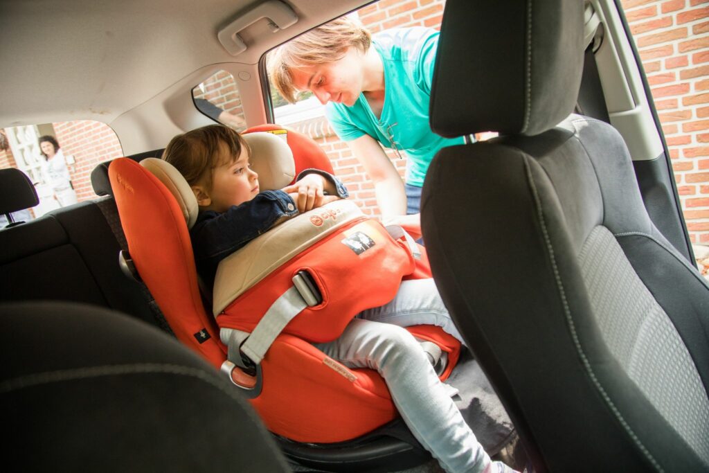 So verreisen Sie sicher mit Kindern im Auto