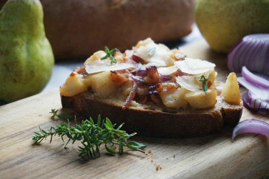 Bacon mit Birne: So geht die Dreikäsehoch-Stulle