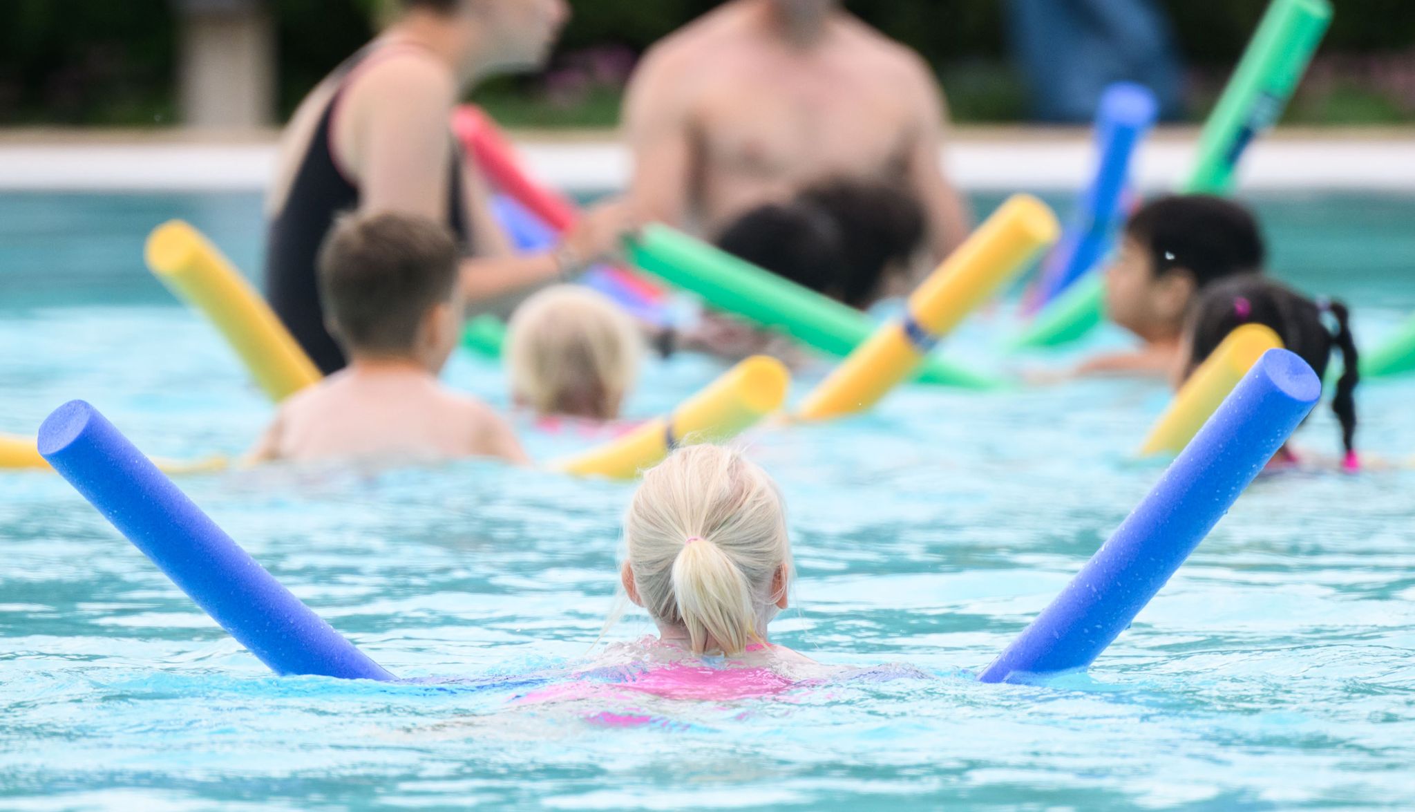 Schwimmenlernen: Hält kaltes Wasser Kinder davon ab?