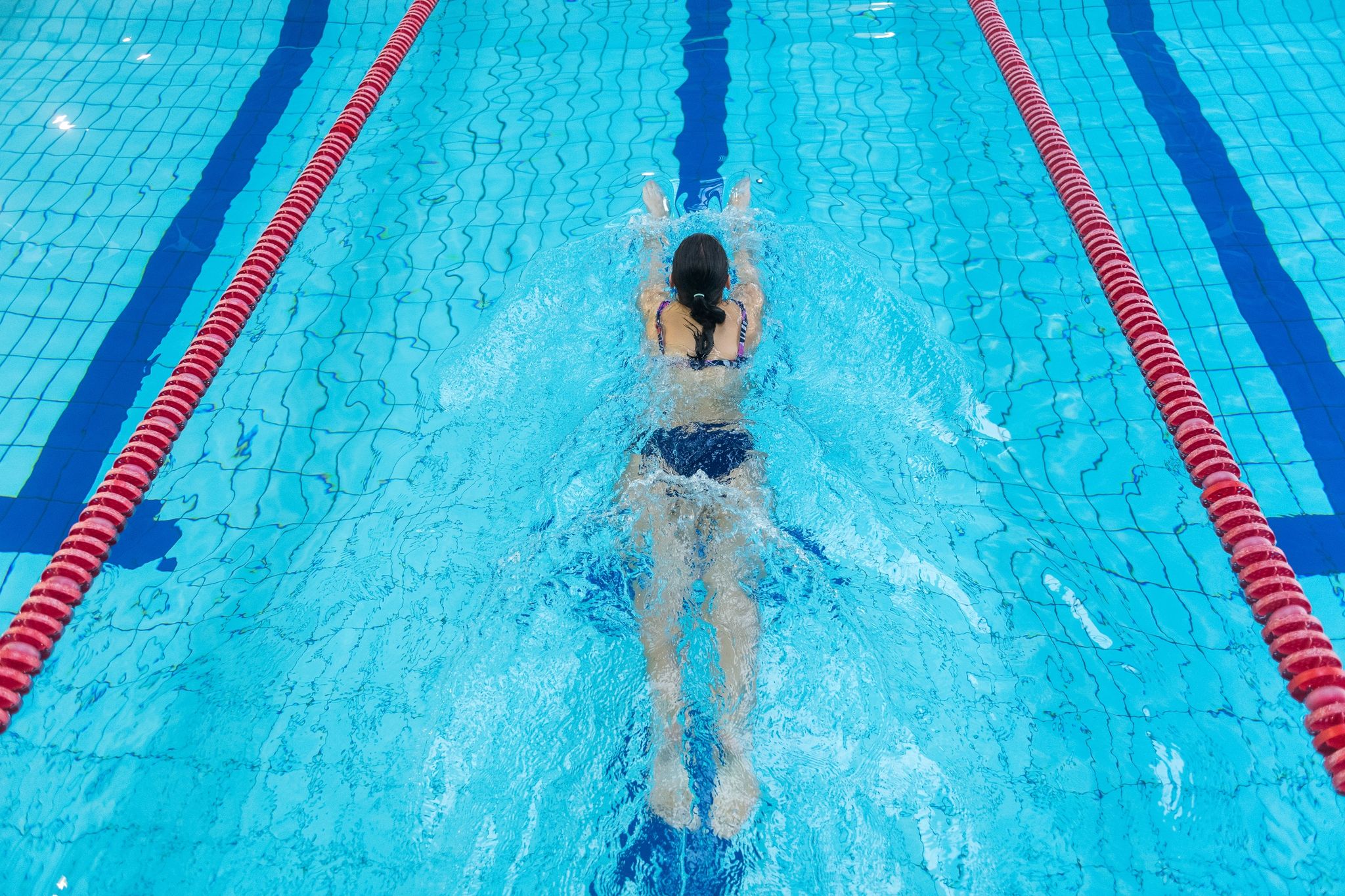 Wie halten wir uns beim Schwimmen warm? 