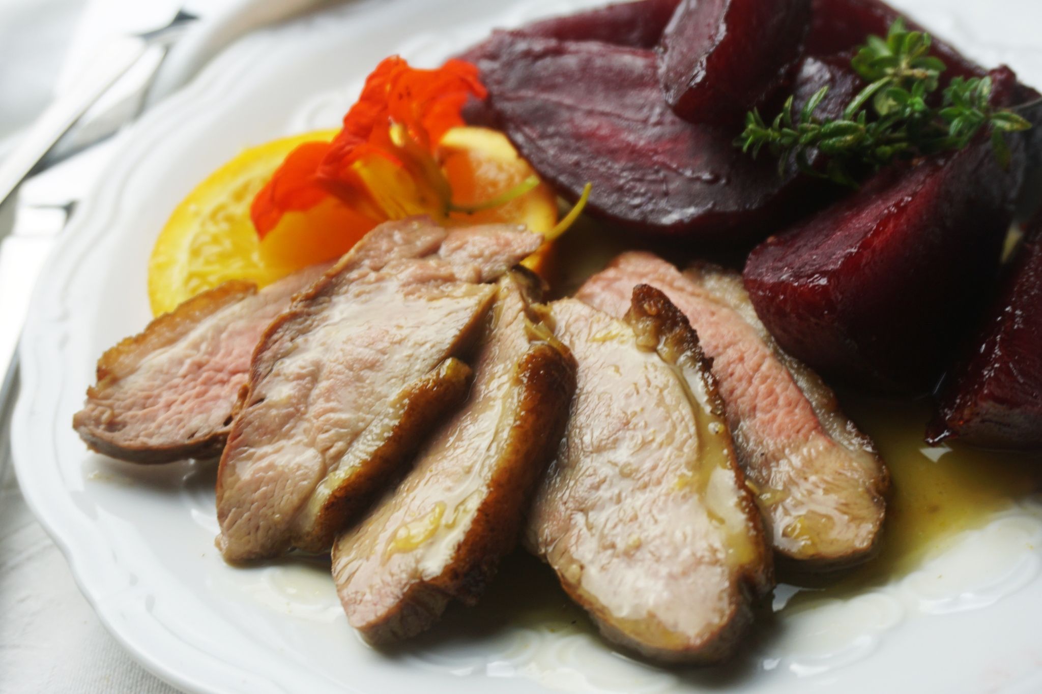 Ente im Orangenbett mit karamellisierter Rote Bete