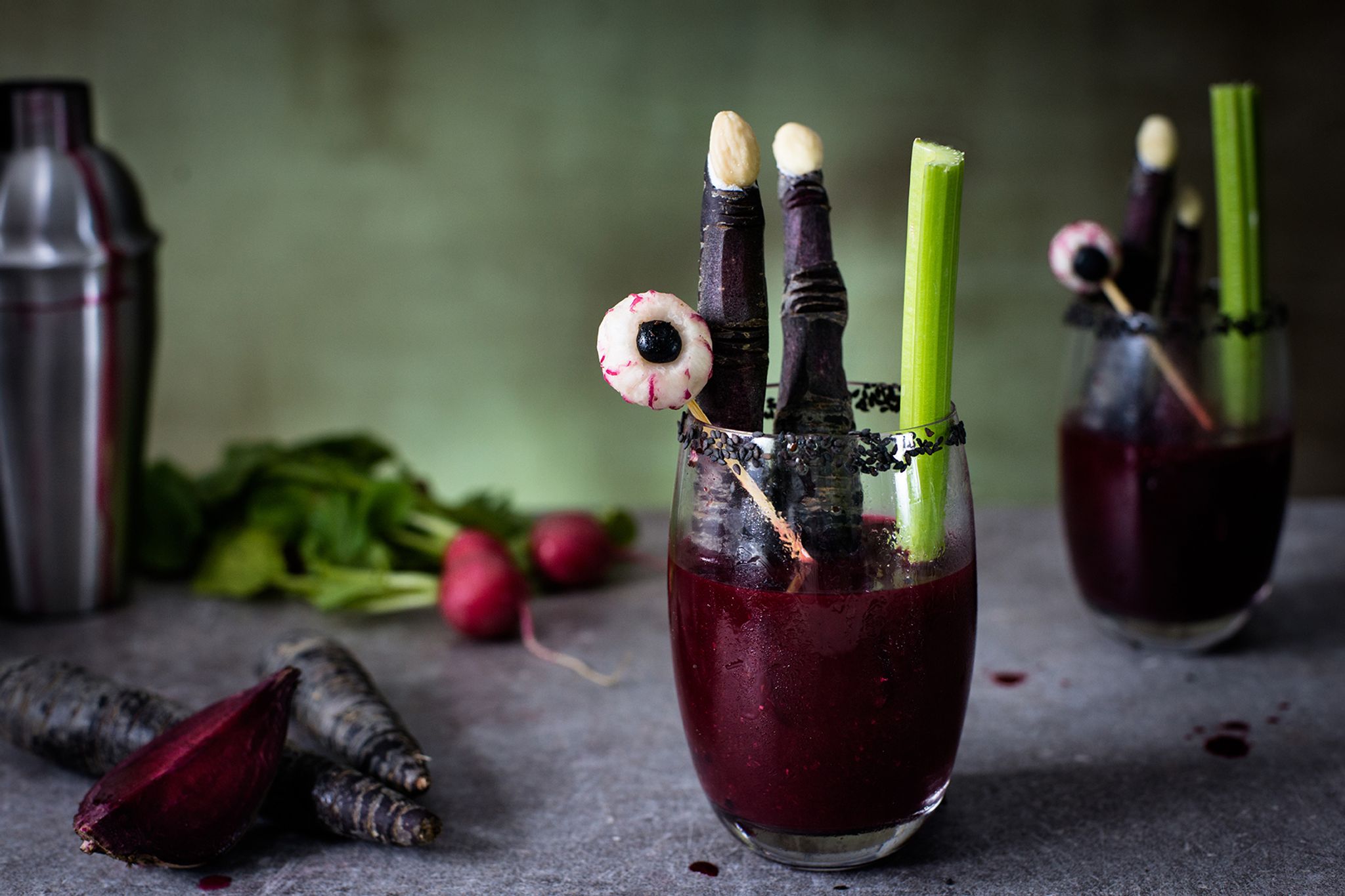 Bloody Mary mit Halloween-Finger und Glubschauge