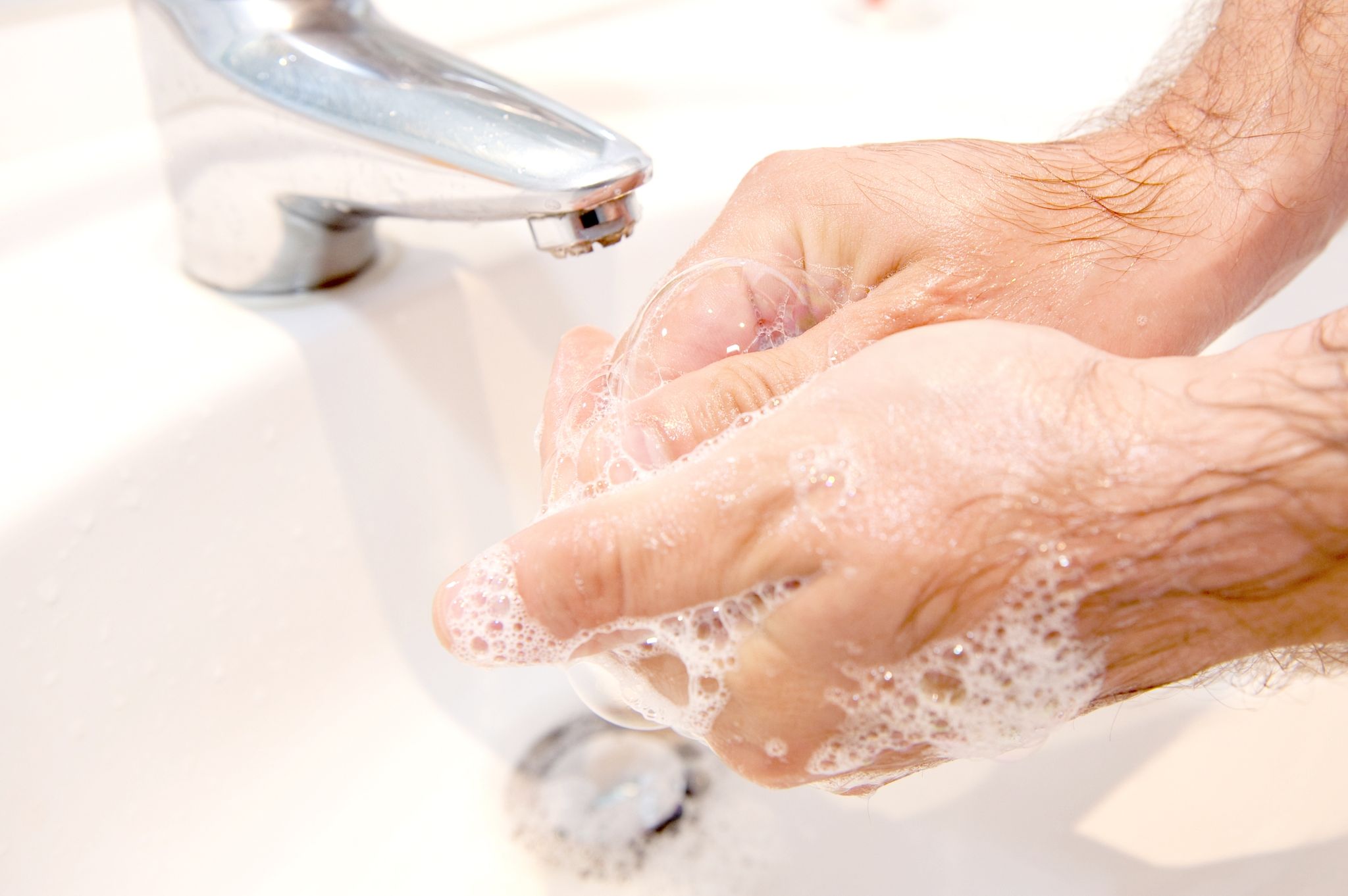 Werden Hände auch unter kaltem Wasser sauber?