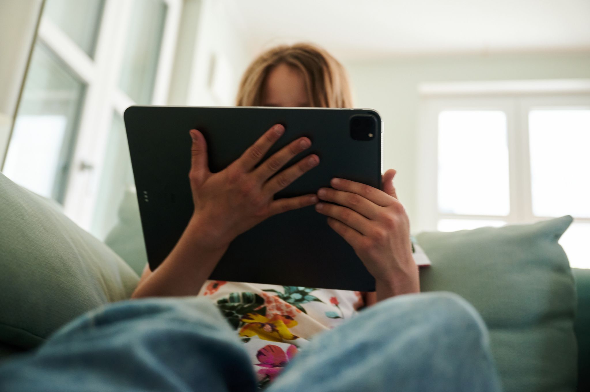 Kinder regelmäßig über Online-Gewalt aufklären