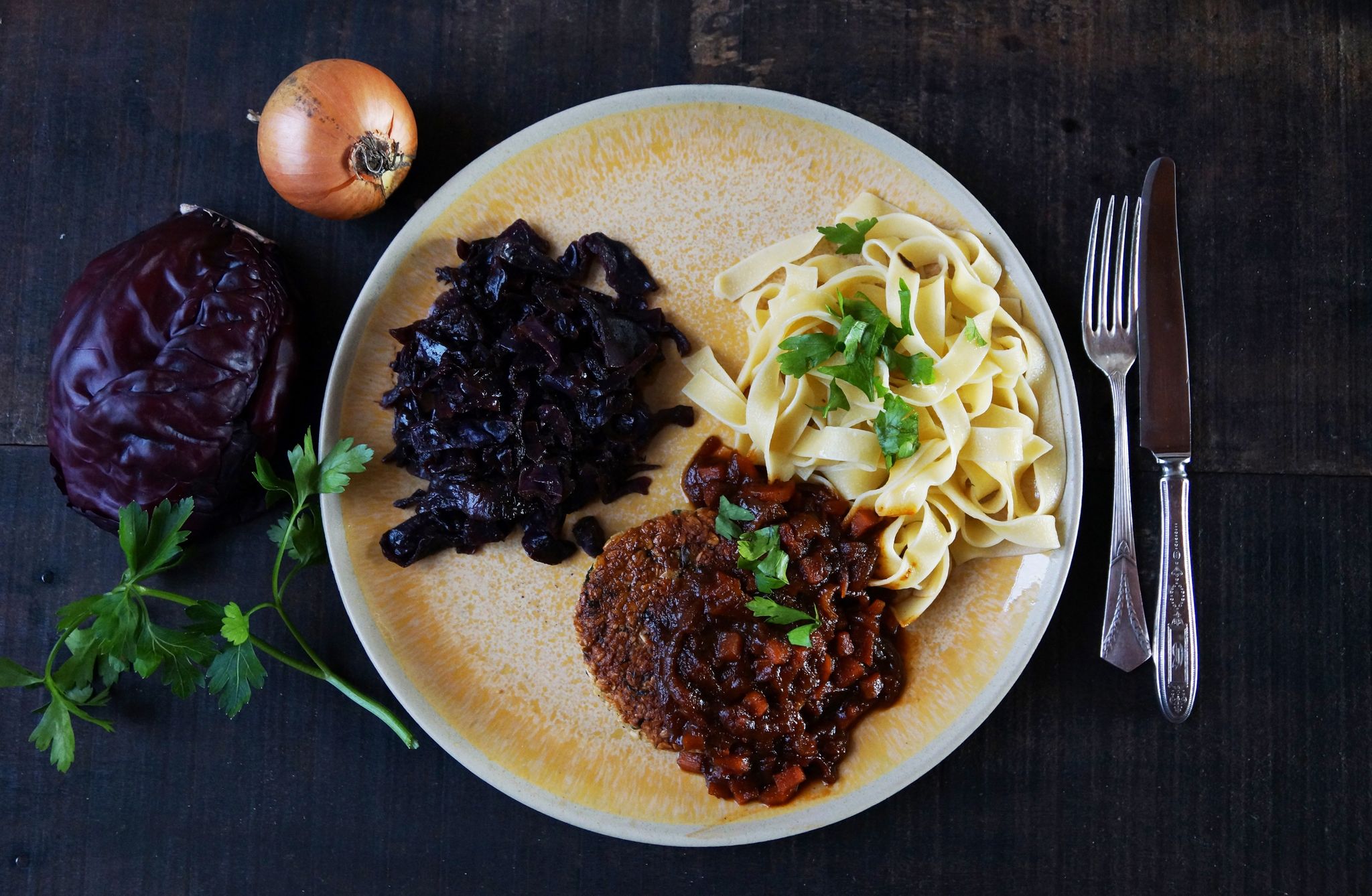 Rotkraut mit Frikadelle und Zwiebel-Malzbier-Sauce