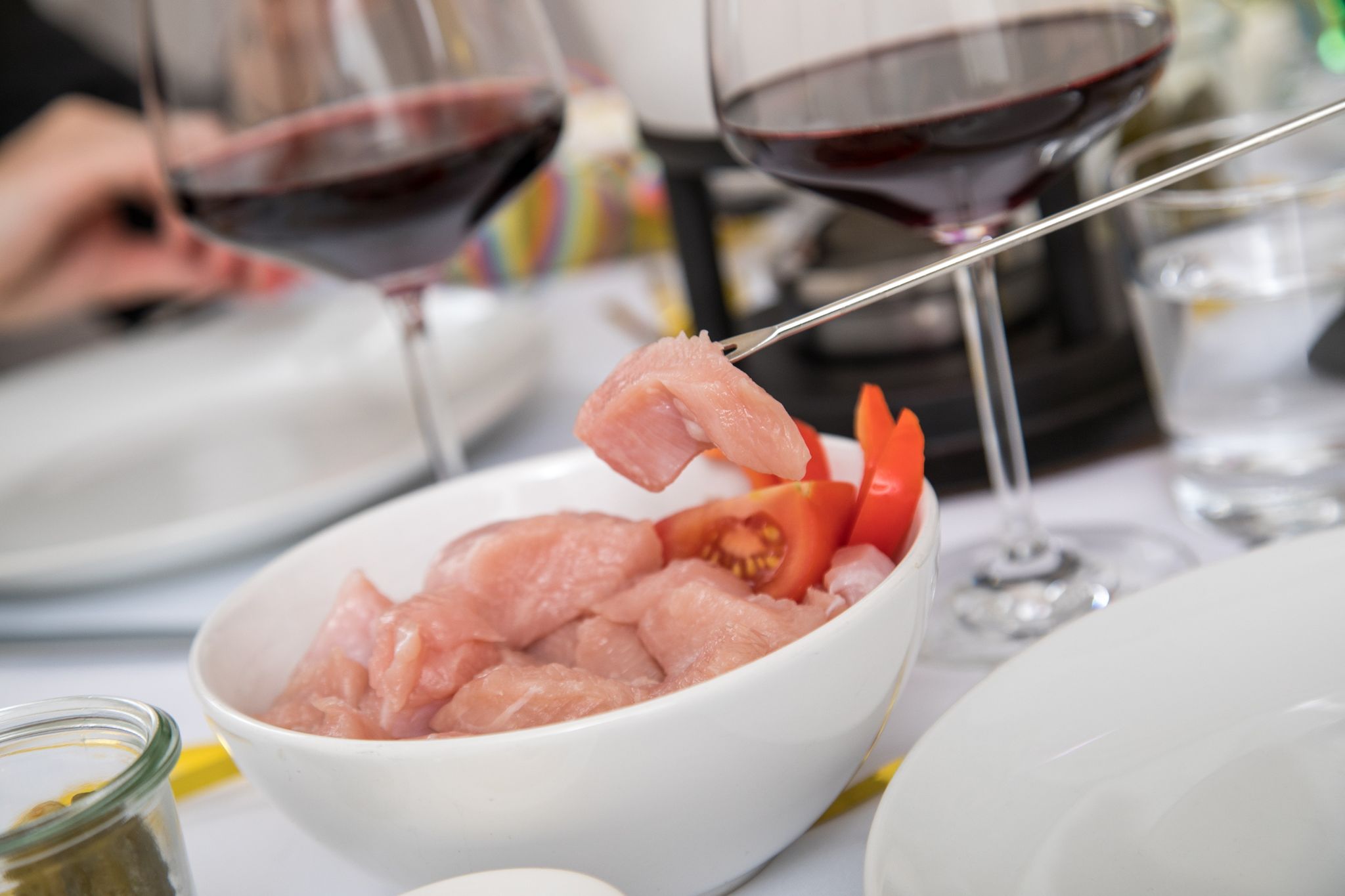 So bereiten Sie rohes Fleisch für Fondue und Raclette zu