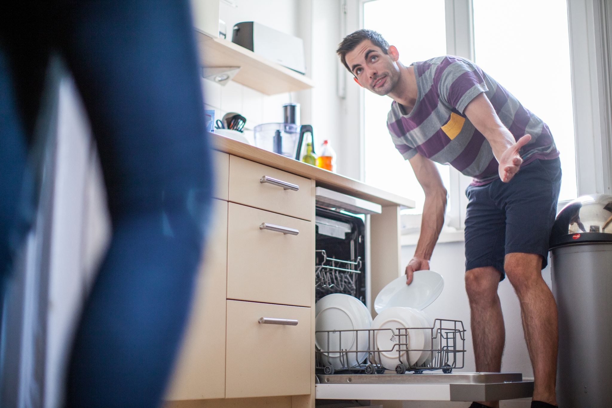 Konfliktthema Hausarbeit: Wie räumt man besser zusammen auf?