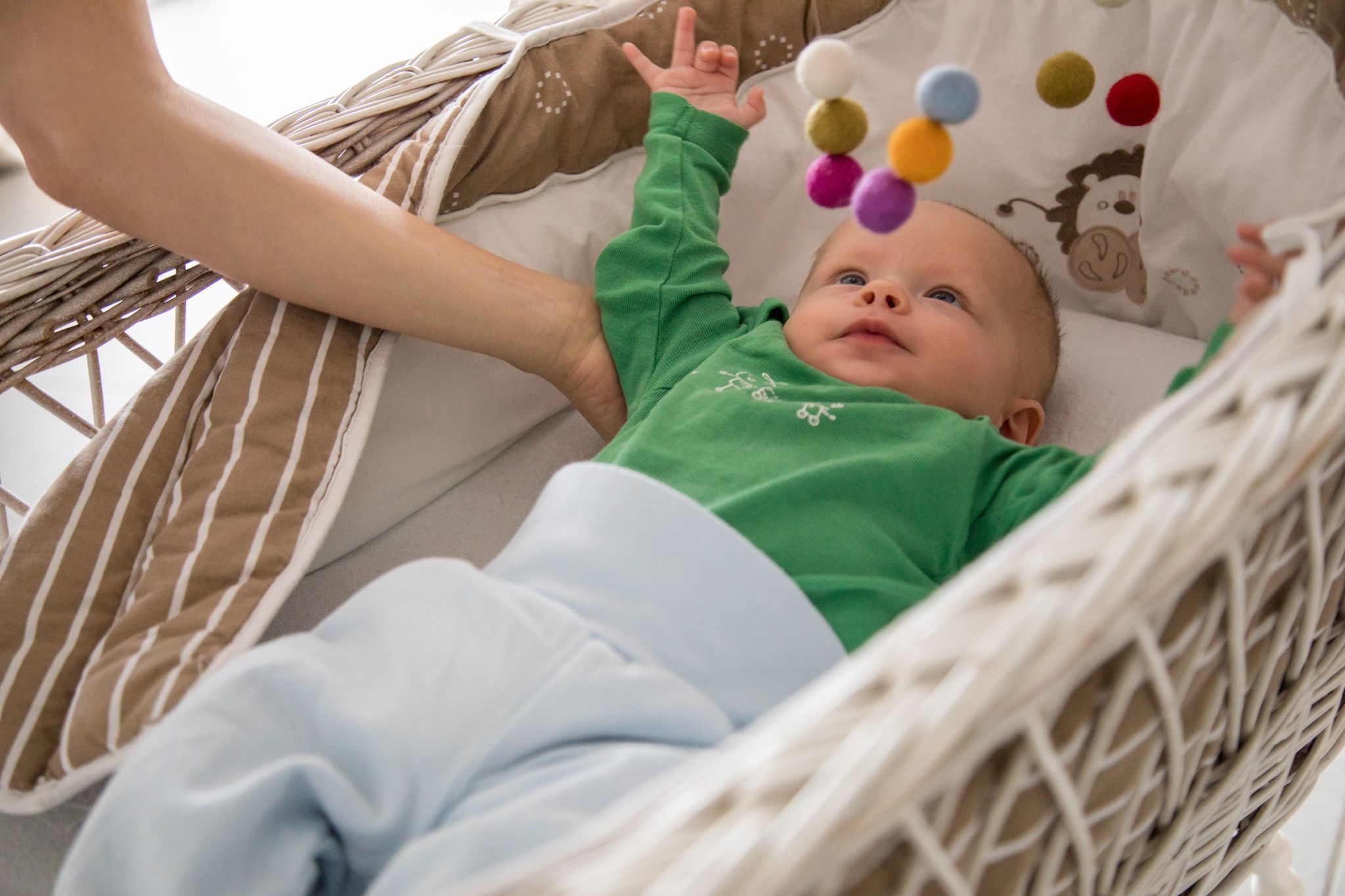 Baby in Rückenlage auf feste Unterlage legen