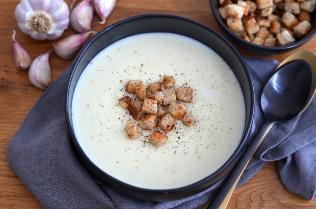 Rezept für cremige Knoblauchsuppe mit Muskat-Croûtons