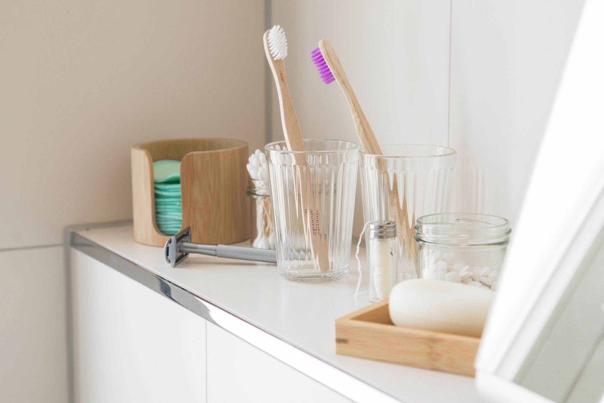 Warum die nasse Zahnbürste nicht in den Schrank gehört