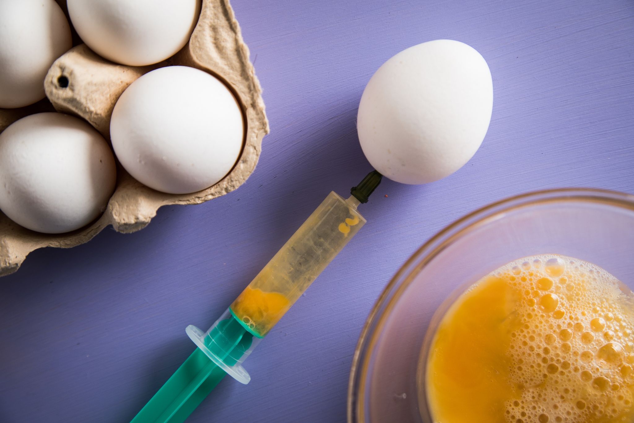 Ausblasen ohne auspusten: Der Eier-Trick mit der Spritze