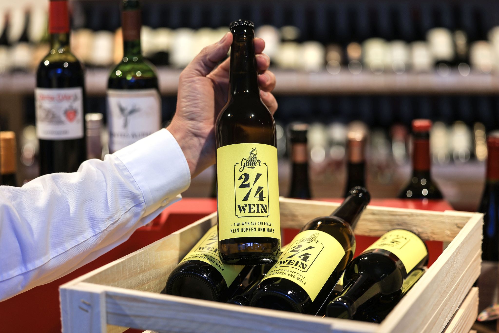 Pfälzer Winzer präsentiert Wein in Mehrwegbierflaschen
