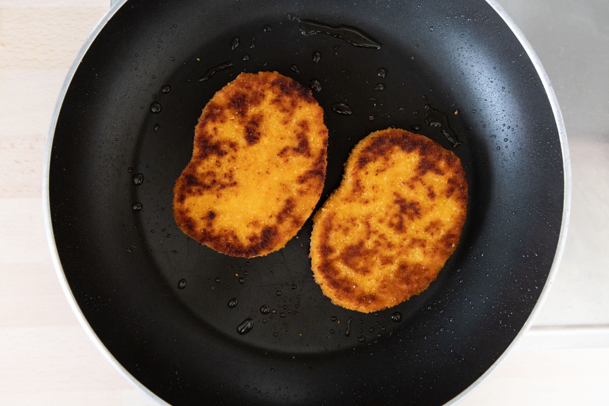 Veggie-Schnitzel im Test: knusprig, aber Kalorienbomber