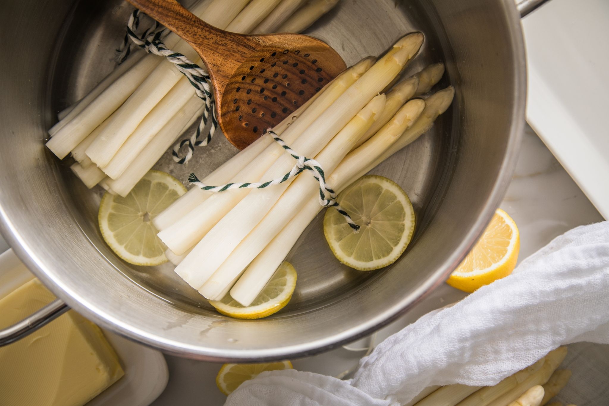 Orangenscheibe und Mohnbutter machen Spargel fein