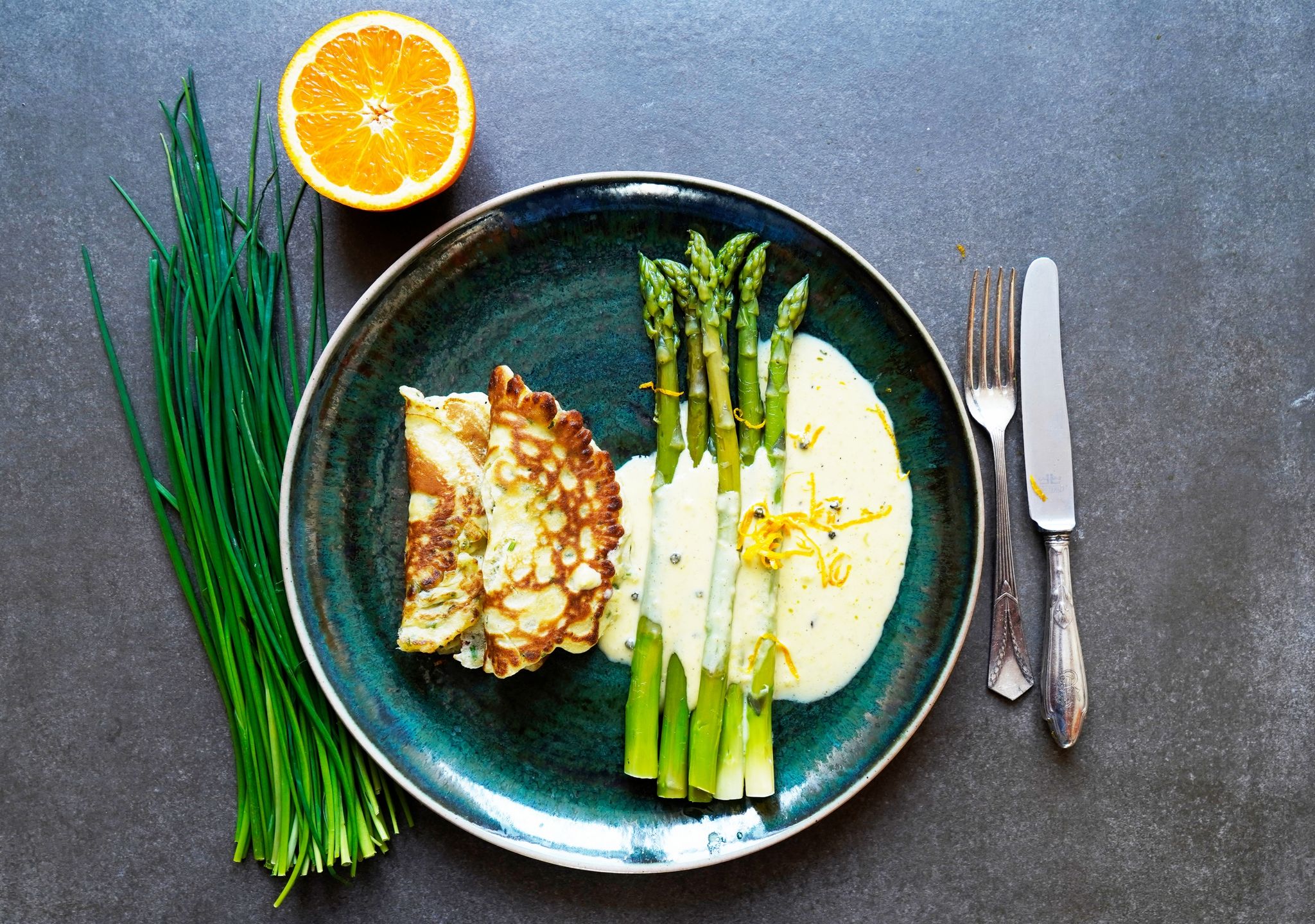 Schnittlauchpfannkuchen mit grünem Spargel und Orangensauce