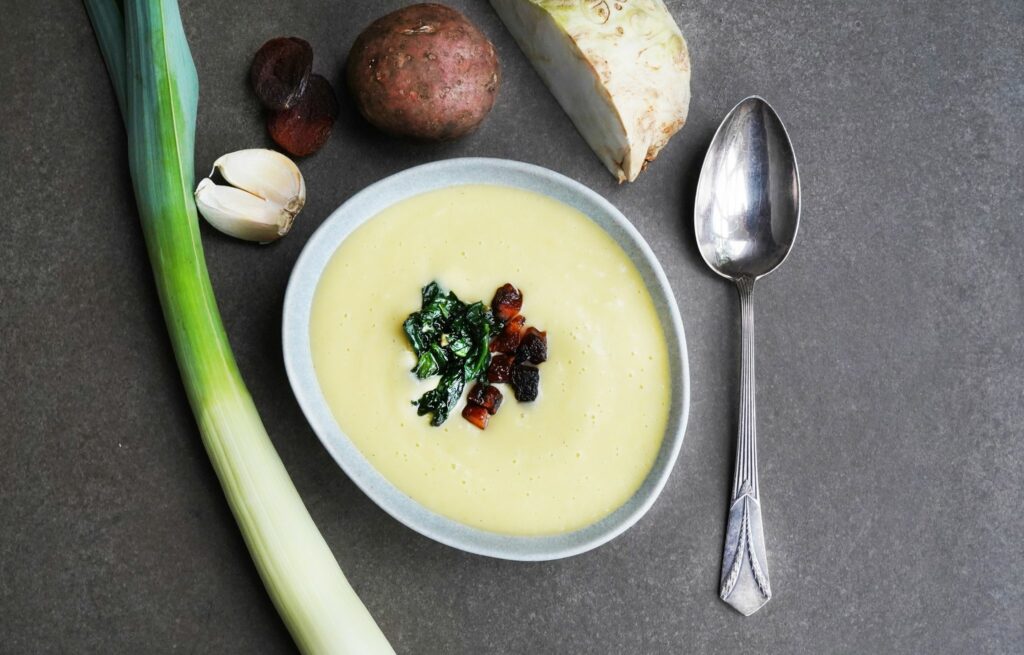 Gemüseschaumsuppe mit geschmortem Spinat