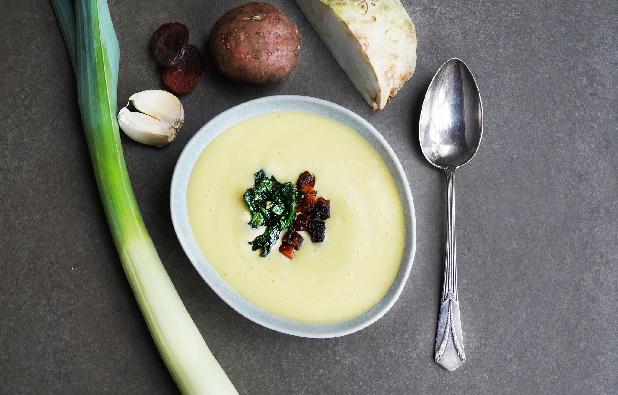 Gemüseschaumsuppe mit geschmortem Spinat