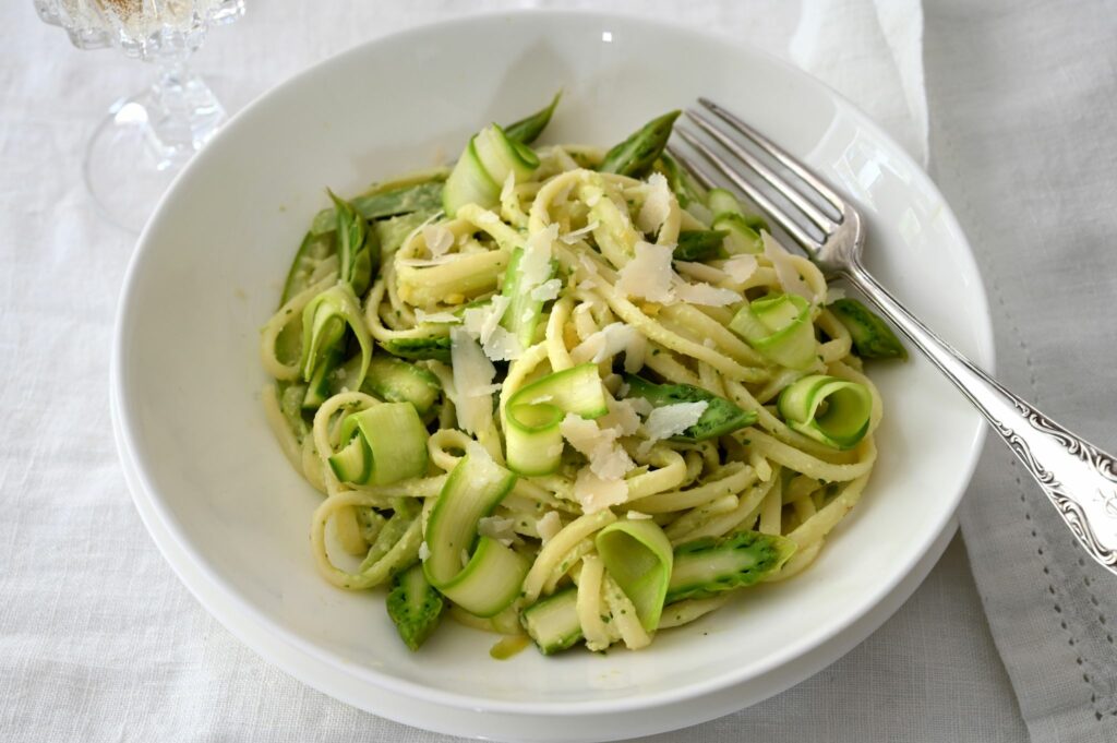 Nudelsalat mit grünem Spargel und Spargelpesto