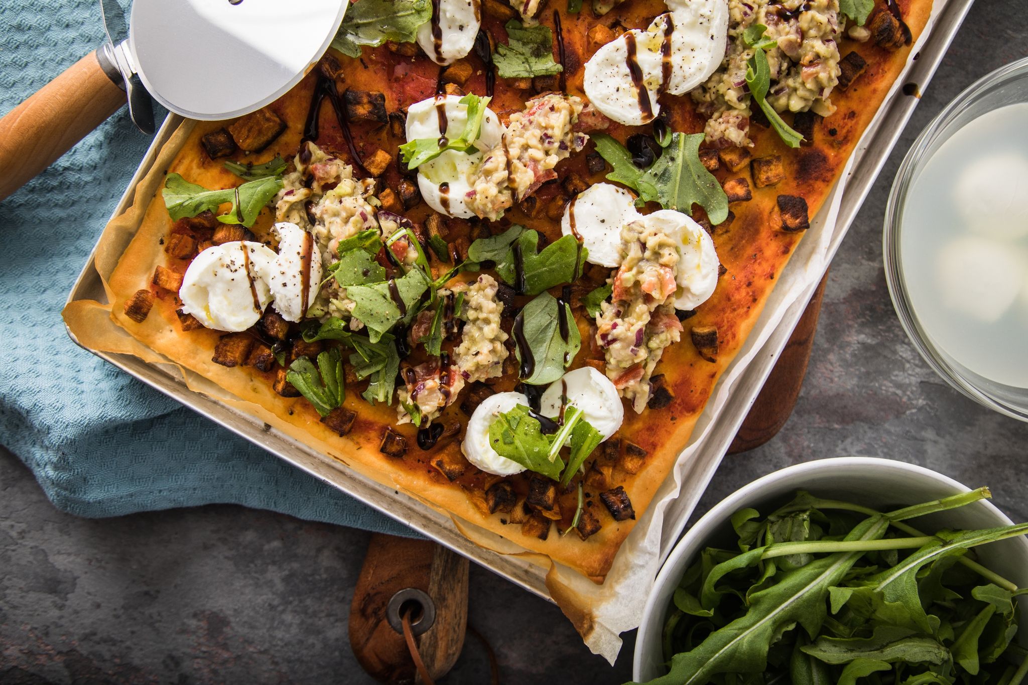 Luftig, knusprig – und vor allem eckig: Pizza vom Blech