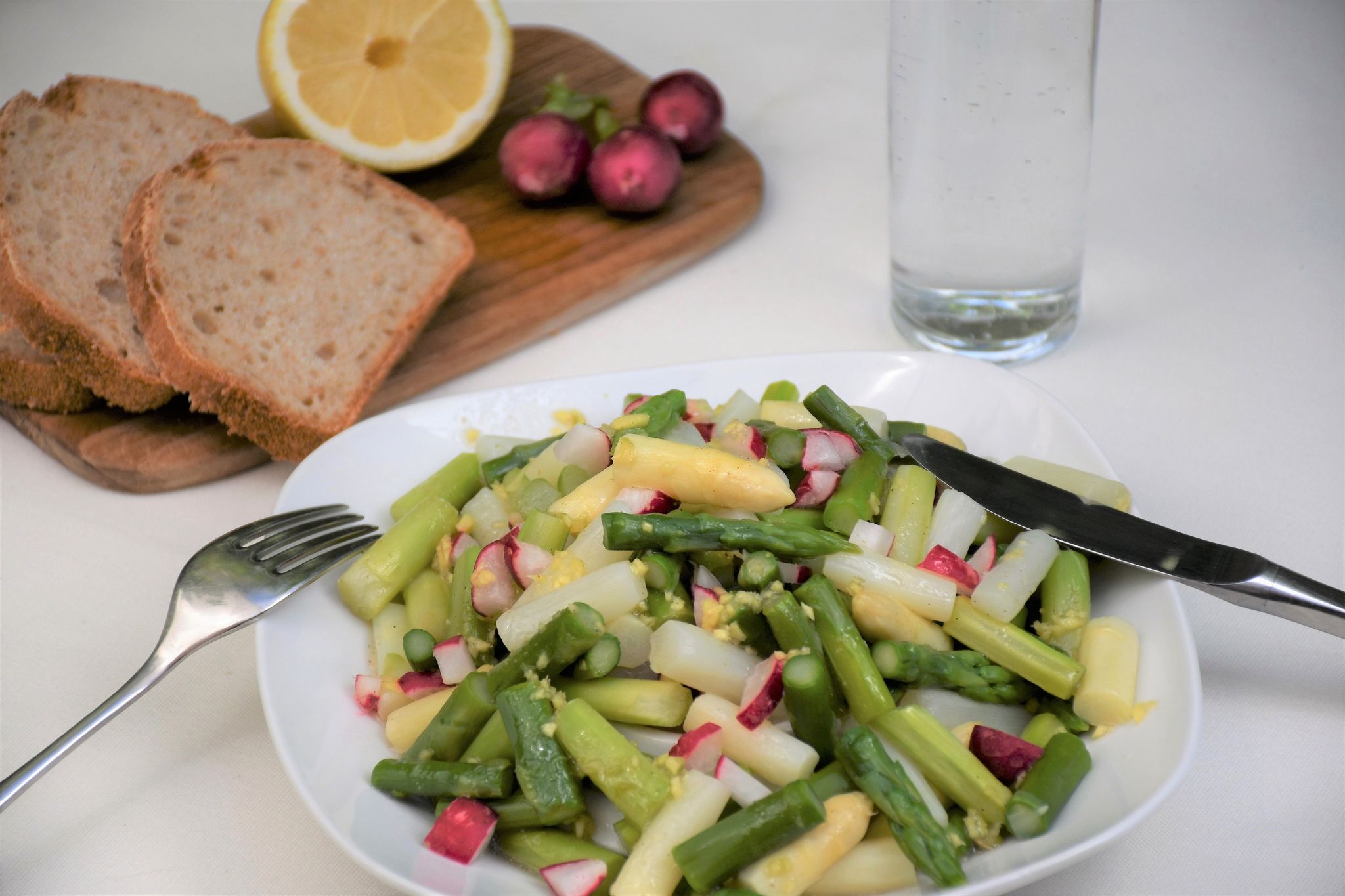 Sommerliches Rezept: Lauwarmer Spargelsalat mit Radieschen