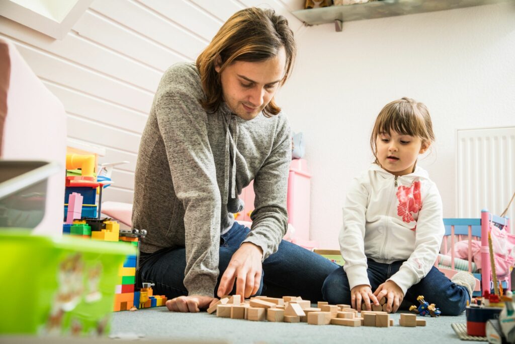 Umfrage: Kinderbetreuung bringt Eltern im Job oft Nachteile