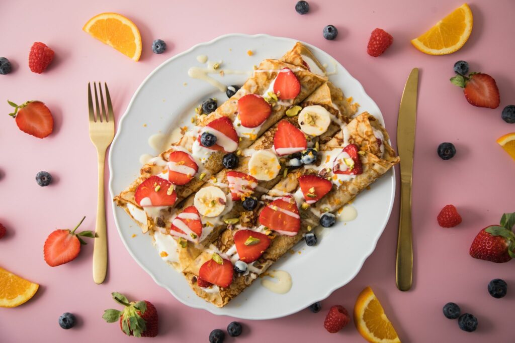 Einfach und mit Soße: Crêpes und Erdbeeren kombinieren