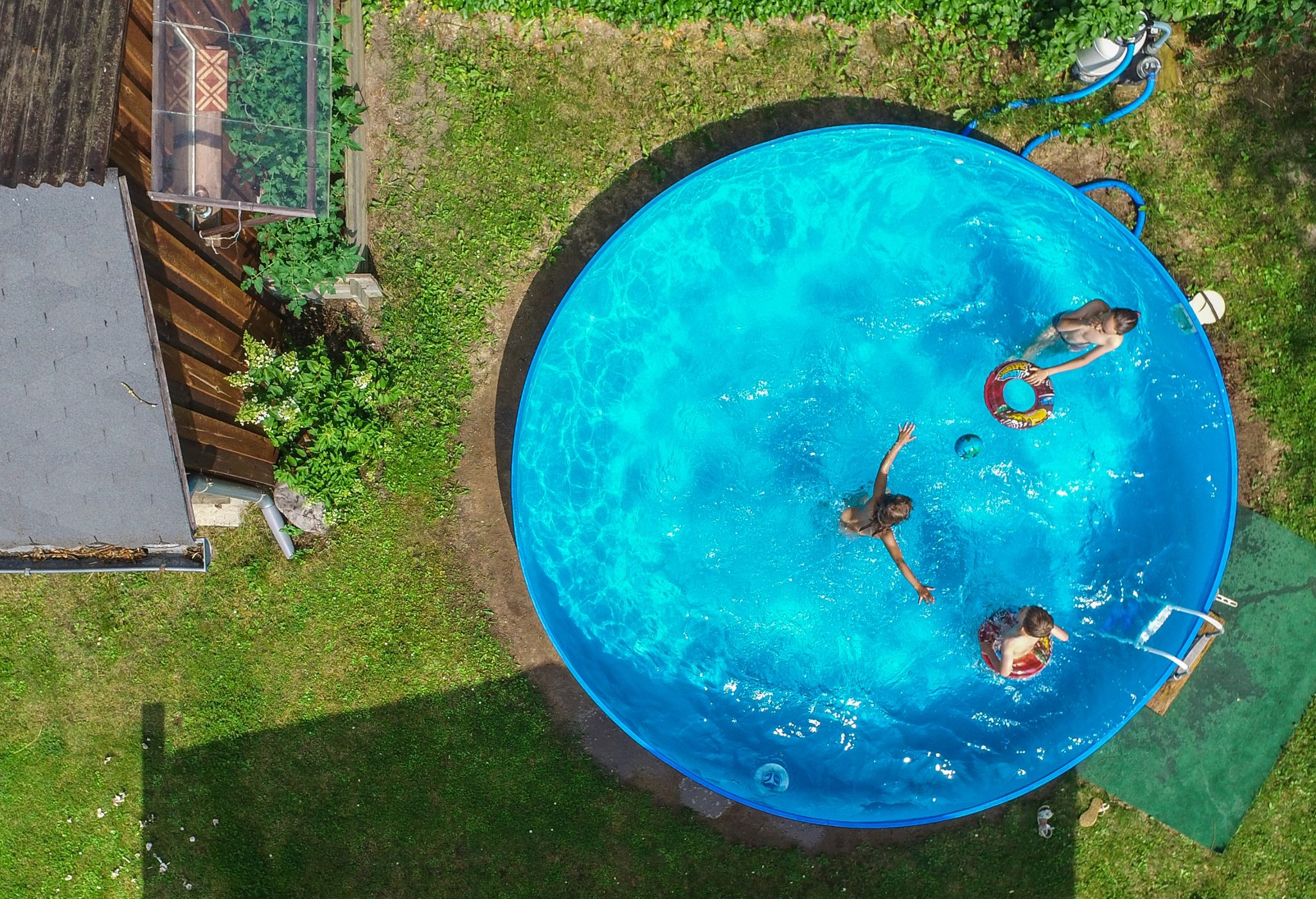 Mit diesen 3 Tipps wird der Gartenpool kindersicher