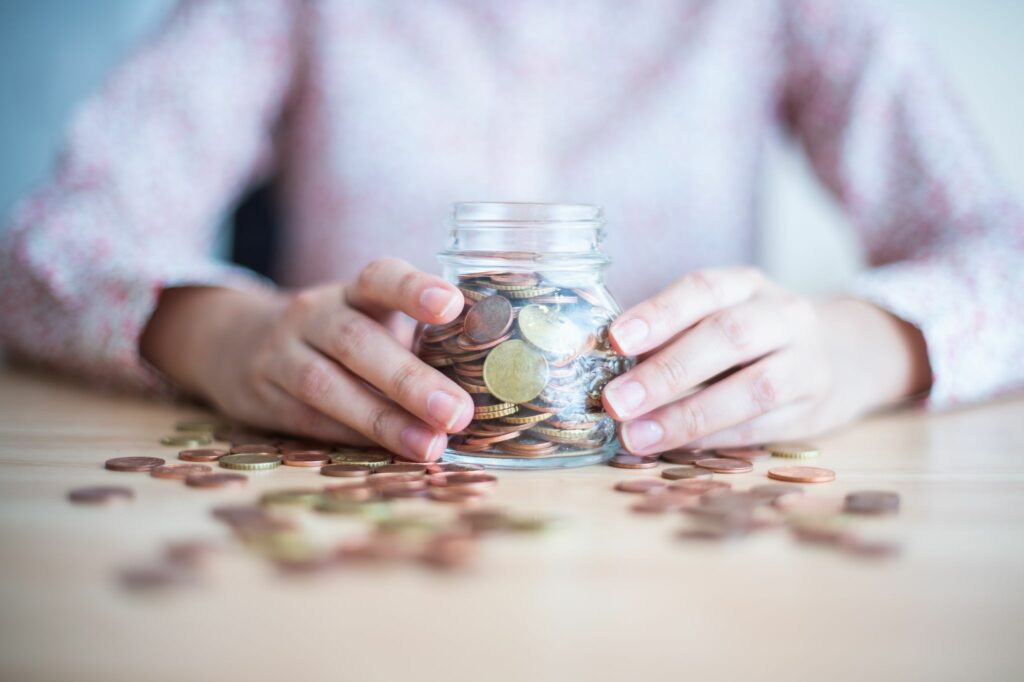 Warum Eltern ihrem Kind nicht immer Geld zustecken sollen