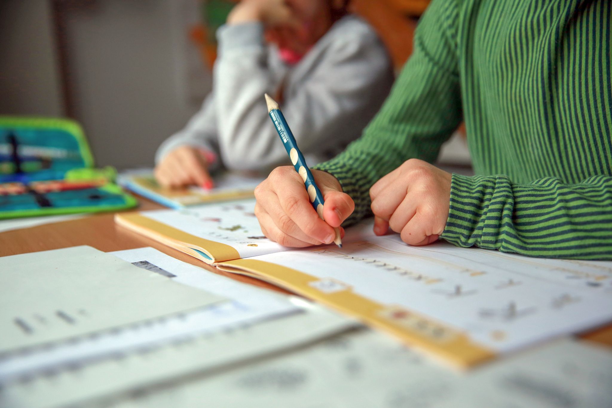 Schulkinder: Wie groß muss der Schreibtisch sein?
