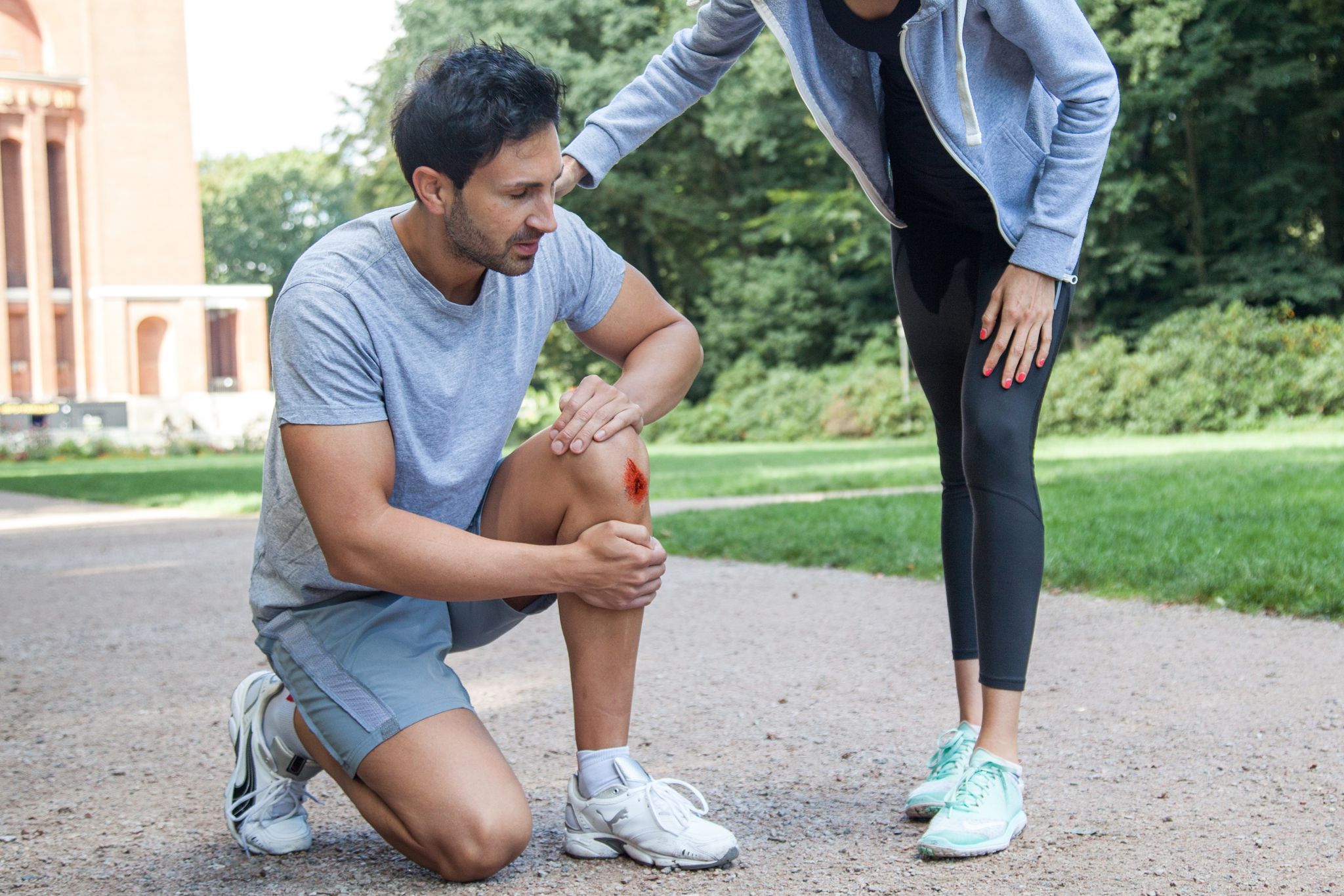 Aufgeschlagenes Knie? So versorgt man Schürfwunden richtig