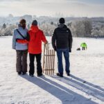 Rodel, Ski, Helm: Gut ausgerüstet ins Wintervergnügen