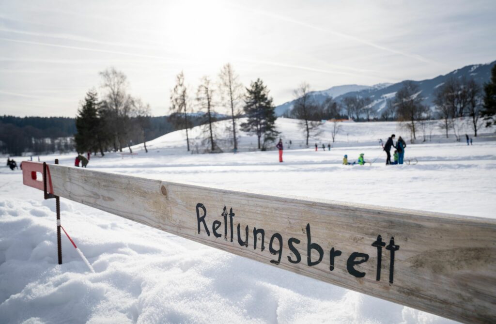 Eingebrochen ins Eis: So hilft man richtig