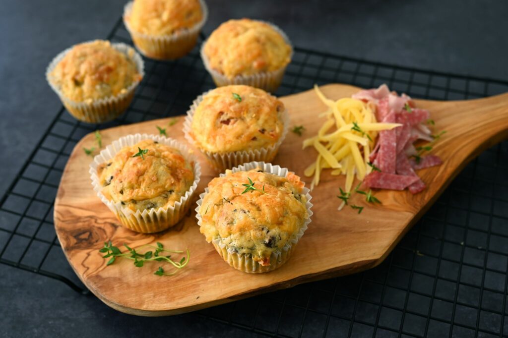 Klassiker in klein: Pizza-Muffins mit Schinken und Salami