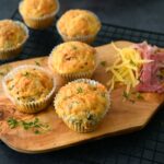 Klassiker in klein: Pizza-Muffins mit Schinken und Salami