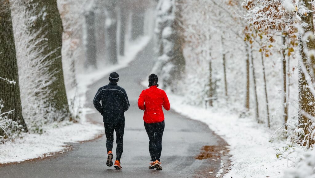 Von Outfit bis Aufwärmen: 4 Tipps fürs Laufen im Winter