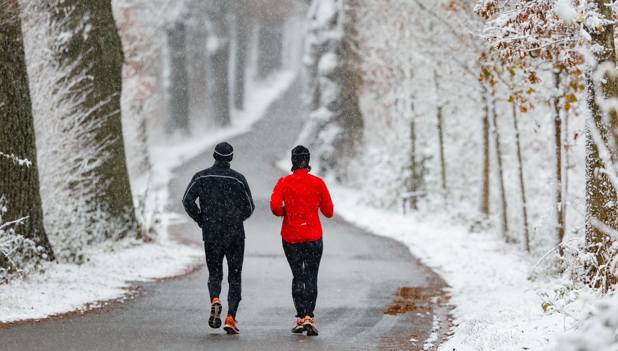 Von Outfit bis Aufwärmen: 4 Tipps fürs Laufen im Winter