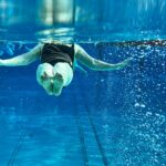 Schwindel nach dem Schwimmen: Woher er kommt und was hilft