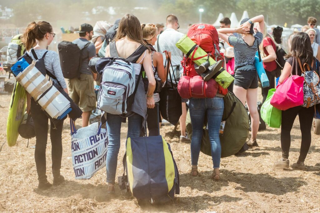 Festivalgepäck tragen: So geht’s rückenfreundlicher