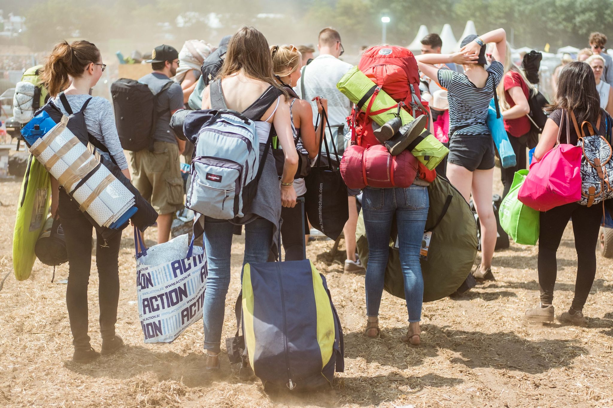 Festivalgepäck tragen: So geht’s rückenfreundlicher