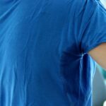 Starkes Schwitzen: Woran es liegen kann – und was hilft