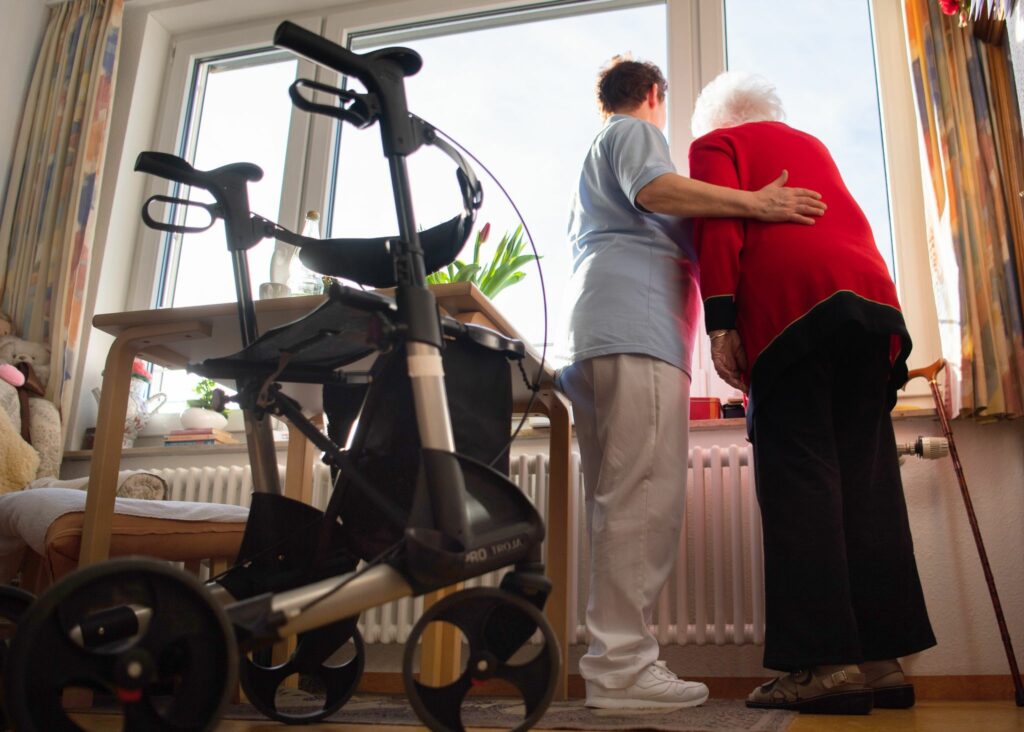 Pflegeheim-Kosten: Was tun, wenn es finanziell eng wird?