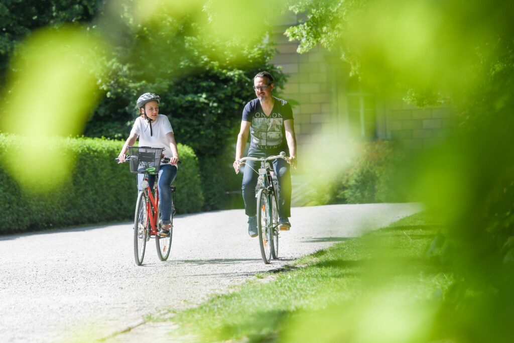 Sie sitzen viel? So kommt mehr Bewegung ins Leben