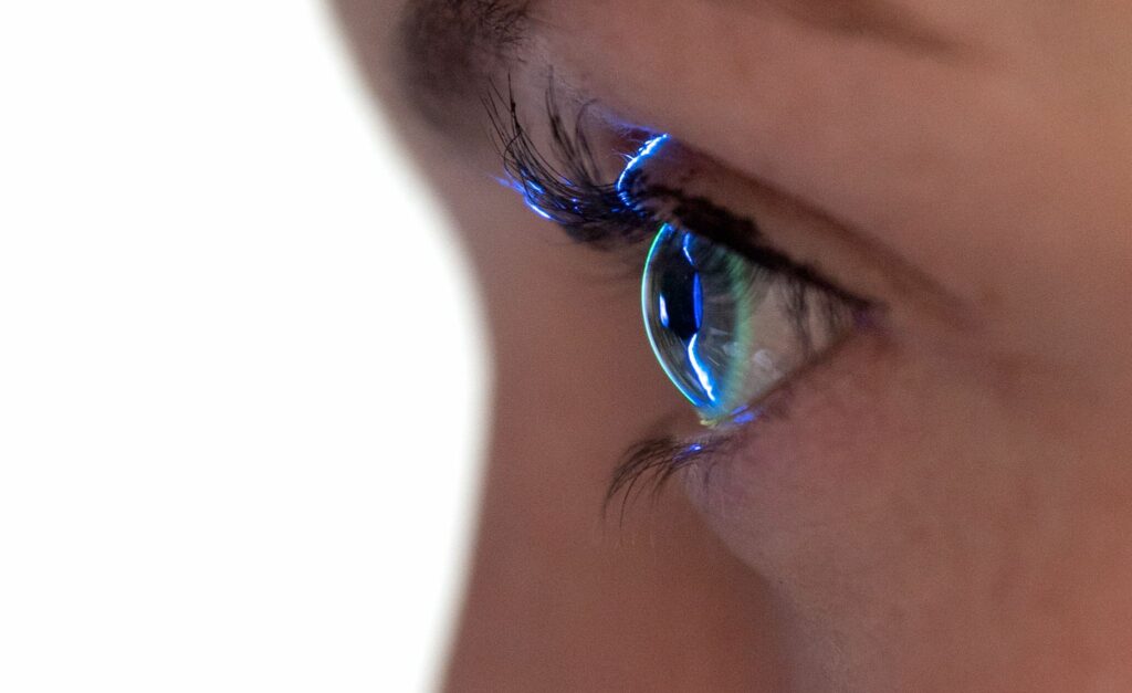 Ins Auge gegangen: Wann spülen hilft – und wann der Arzt