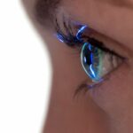Ins Auge gegangen: Wann spülen hilft – und wann der Arzt